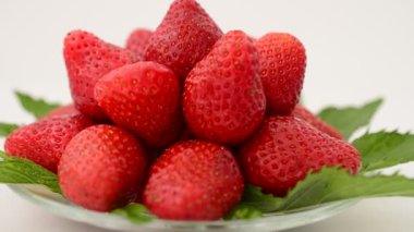 Beyaz arka planda çilek, izole. Harekette çekim..