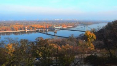 Sonbahar Dnipro nehri üzerindeki köprü. Ukrayna, Kiev 'de çekim.