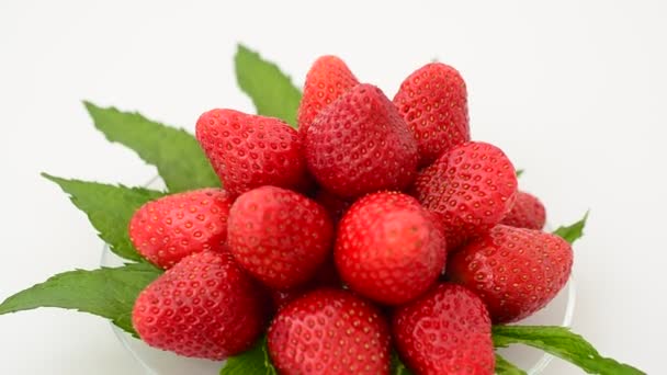 在白色背景上的草莓 运动中的射击 — 图库视频影像
