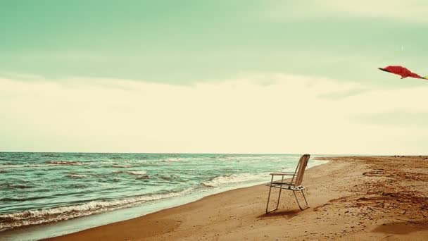 海滩上的躺椅 大海和风筝 泳滩海滨夏天 — 图库视频影像