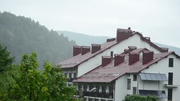 雨落在旅馆的屋顶上 山区旅馆 — 图库视频影像