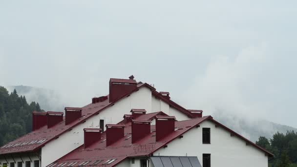 Deszcz Dachu Hotelu Hotel Górach — Wideo stockowe