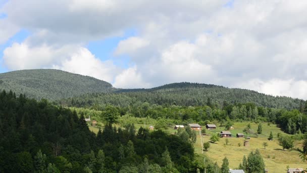 Aldeia Vale Das Montanhas Montanhas Nuvens — Vídeo de Stock