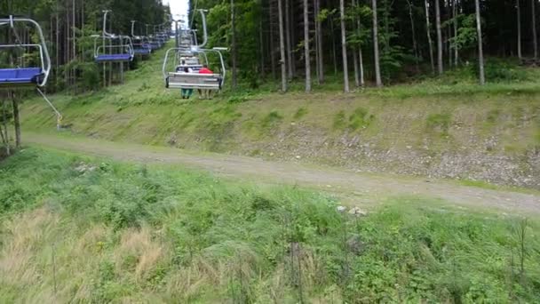 Gehen Sie Auf Dem Oberflächenlift Bergsommerlandschaft — Stockvideo