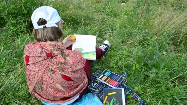 Γυναίκα Καλλιτέχνης Κορίτσι Ζωγραφίζει Ένα Ορεινό Τοπίο Από Ζωή Ζωγραφική — Αρχείο Βίντεο