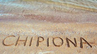 Atlantik Okyanusu, sahil. Sahilde çekim yapmak..