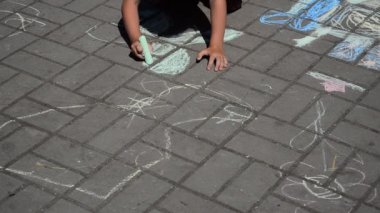 Çocuklar tebeşir çizer. Yazın çekim..
