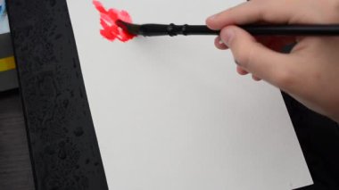 Bir çiçek çizeriz. Su boyası çiziyoruz..