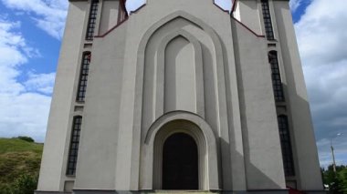 Tapınağın vurulması. Gökyüzüne ve bulutlara karşı tapınak. Kutsal Bakire Meryem 'in Roma Katolik Kilisesi. Ukrayna, Berdyansk.