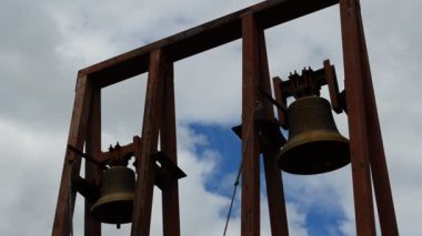 Çanlar bulutlara karşı. Öğleden sonra çekim var..