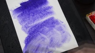 Mavi arka planda bir sulu boya bir çiçek çizeriz. Su boyası çiziyoruz..