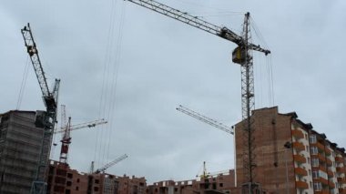 Konut binalarının inşaatı, vinç operasyonu. Konut binalarının inşaatı.