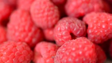 Ahududu atışı. Yaz meyveleri.