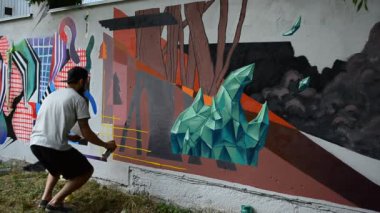 Grafiti ve çit oluşturma süreci. Sanatçı graffiti çiziyor.