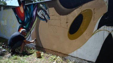 Grafiti ve çit oluşturma süreci. Sanatçı graffiti çiziyor.