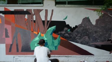 Grafiti ve çit oluşturma süreci. Sanatçı graffiti çiziyor.