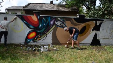 Grafiti ve çit oluşturma süreci. Sanatçı graffiti çiziyor.