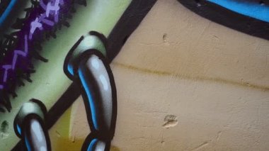 Çitin üstünde grafiti, arka plan. Sanatçı graffiti çiziyor.