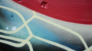 Çitin üstünde grafiti, arka plan. Sanatçı graffiti çiziyor.