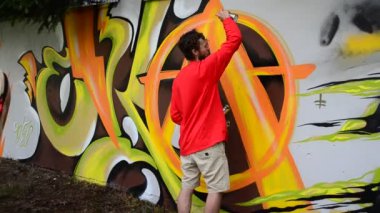 Grafiti ve çit oluşturma süreci. Sanatçı graffiti çiziyor.
