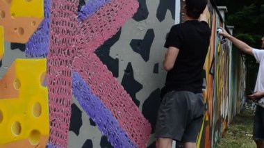 Grafiti ve çit oluşturma süreci. Sanatçı graffiti çiziyor.