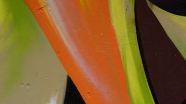 Çitin üstünde grafiti, arka plan. Sanatçı graffiti çiziyor.