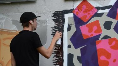 Sanatçı çitlere grafiti çiziyor, soyutlama..