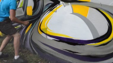 Grafiti ve çit oluşturma süreci. Sanatçı graffiti çiziyor.