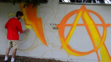 Ressam çitlere grafiti çiziyor..