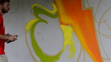 Ressam çitlere grafiti çiziyor..