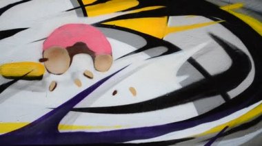 Çitin üstünde grafiti, arka plan. Sanatçı graffiti çiziyor.