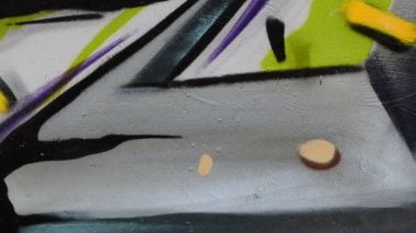 Çitin üzerindeki graffiti, soyutlama. Sanatçı graffiti çiziyor.