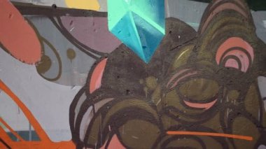 Çitin üzerindeki graffiti, soyutlama. Sanatçı graffiti çiziyor.