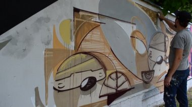 Sanatçı graffiti çiziyor..