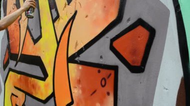 Sanatçı grafiti, soyutlama, yılan kuyrukları çiziyor..