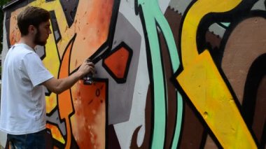 Sanatçı grafiti, soyutlama, yılan kuyrukları çiziyor..