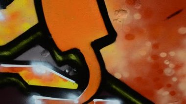 Sanatçı grafiti, soyutlama, yılan kuyrukları çiziyor..
