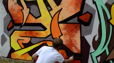 Sanatçı grafiti, soyutlama, yılan kuyrukları çiziyor..