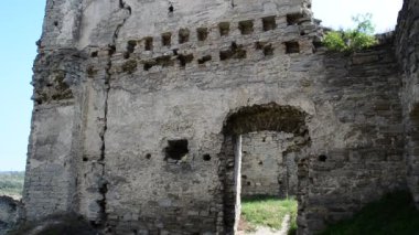 Kale dengesini koruyor. Ukrayna 'nın Scala Podolsk köyündeki antik şato