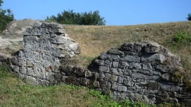 Kalede bir duvara ateş etmek. Batı Ukrayna 'daki Khotyn kasabasındaki ortaçağ kalesi.