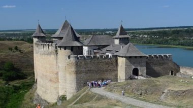 Nehrin üzerindeki Ukrayna kalesi. Batı Ukrayna 'daki Khotyn kasabasındaki ortaçağ kalesi.