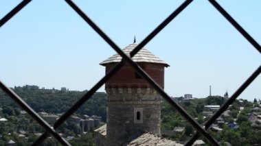 Pencereden kale manzarası, kafes. Kamenetz-Podolsk Kalesi, Ukrayna.
