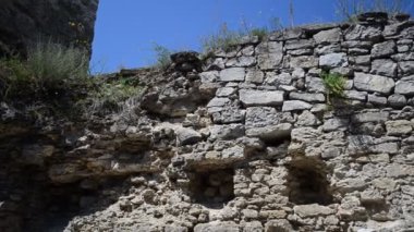 Kalede bir duvara ateş etmek. Kamenetz-Podolsk Kalesi, Ukrayna.