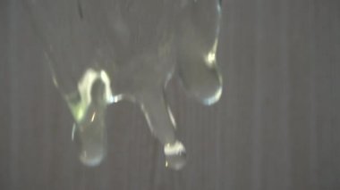 Düşen salatalık dilimleri. Yavaş çekim.