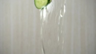 Düşen salatalık dilimleri. Yavaş çekim.