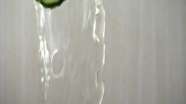 Düşen salatalık dilimleri. Yavaş çekim.