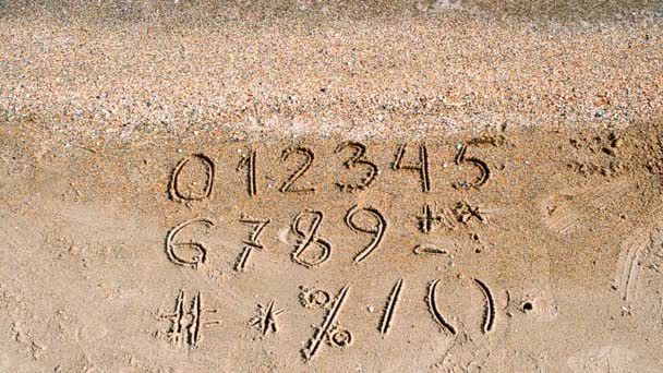 Dígitos Letreros Escritos Una Arena Playa Disparos Playa — Vídeo de stock