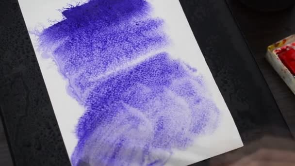 Tekenen Een Aquarel Een Bloem Een Blauwe Achtergrond Tekenen Aquarelverf — Stockvideo