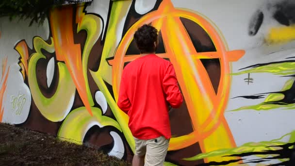 Διαδικασία Δημιουργίας Γκράφιτι Φράχτη Καλλιτέχνης Ζωγραφίζει Γκράφιτι — Αρχείο Βίντεο