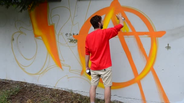 Καλλιτέχνης Ζωγραφίζει Γκράφιτι Ένα Φράχτη Αφαίρεση — Αρχείο Βίντεο